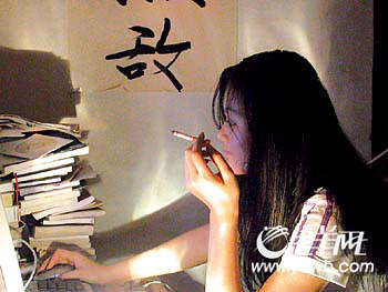 聚焦广州女烟民:女大学生靠吸烟发泄