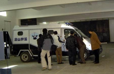 检测人员正在查看假冒劣质防弹运钞车的"中弹"情况