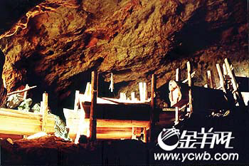 秦皇岛火车站为什么是棺材型_cninr 洞里漆黑一片,一圈光线从我走进的洞口投入,把我的身影拉得长长的,又随着洞穴里起伏不平的地面扭曲得不成人样,在四周阴阴森森的黑暗中显得格外醒目,也显得几分诡谲人已经不是人了。 明知山有虎偏向虎山行 当班车开出贵阳市,我把想去惠水县摆省乡果里村看悬棺的意图告诉司机时,他居然一个劲地摇头,不知是他听不懂,还是不知道。到头来,还是一位热心的乘客解了围:那叫棺材洞。不是在摆省乡果里村,而是花溪区的甲定乡。 经过一番周折,下车时几乎是夕阳西下了。路边竖着一块牌子,告诉路人:这儿1997年