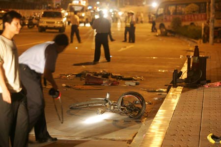深圳客车冲上人行道造成18人死亡16人受伤(图)