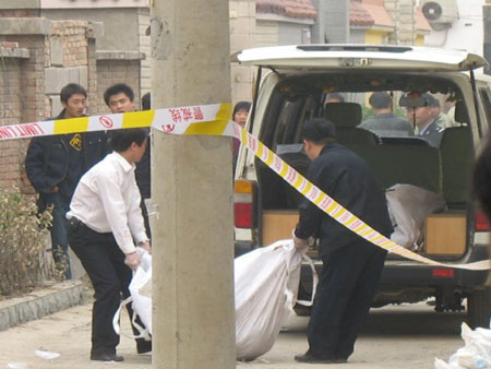 警方将尸体抬上车送往法医鉴定中心. 图片来源:竞报 摄影 程时盛