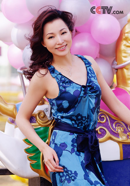 组图央视主持人董卿春日绝美写真7