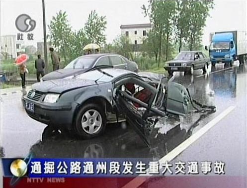 日产天籁车祸中断为两截车主质疑该车安全性 第高清图片