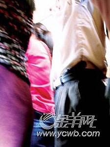 美女公交车遭性骚扰 随身带缝衣针扎色狼(图)