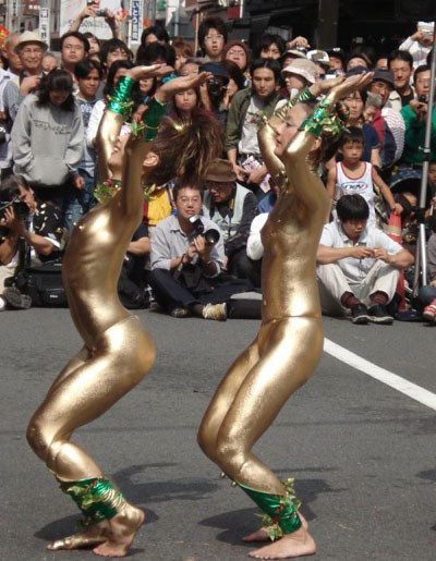 日本街头的裸体行为艺术