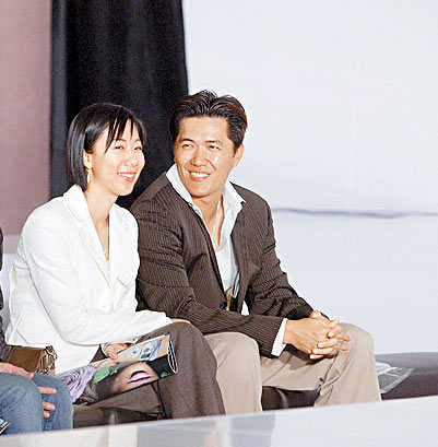 鸿海精密董事长郭台铭的女儿郭晓玲(左)