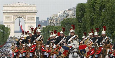 法国在巴黎举行国庆阅兵式(组图)