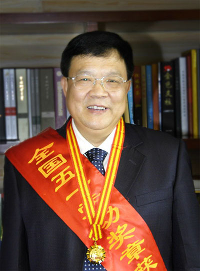 红塔集团董事长柳万东荣获全国五一劳动奖章