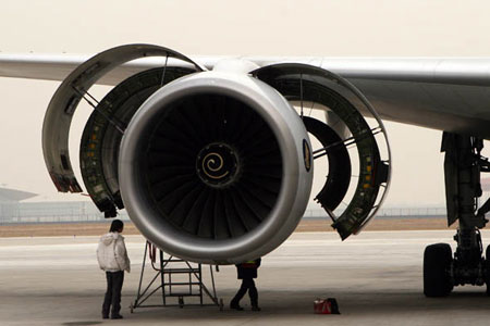 新加坡航班波音777-200客机因右发动机火警警报返航.